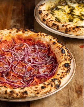 Artisanal pizza with red onions and tomato sauce